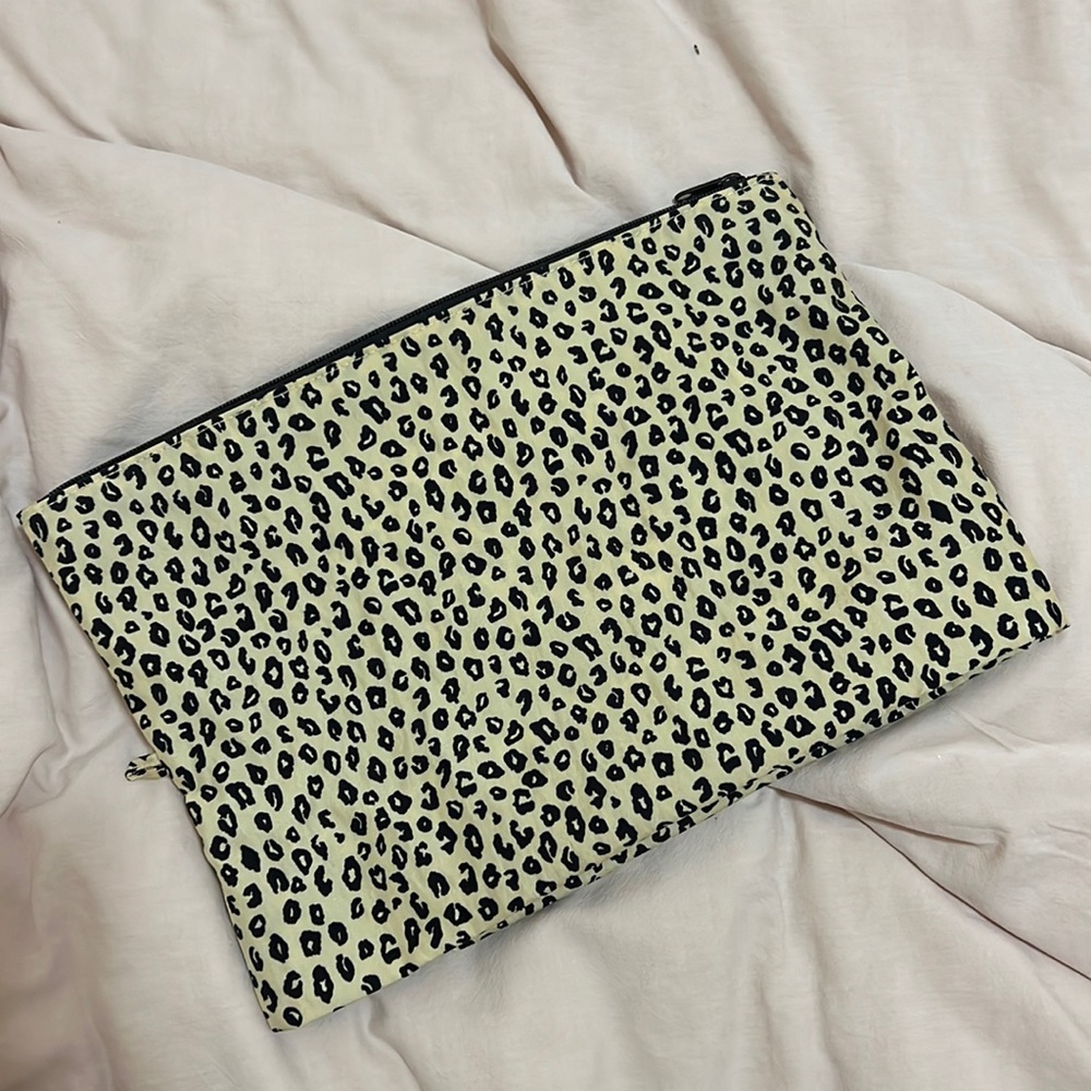 baggu go pouch size Large (only 1) in cheetah leopard print